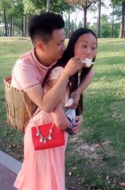 成都“连体”夫妻，终究是被现实打败，他们已经离婚了吗？