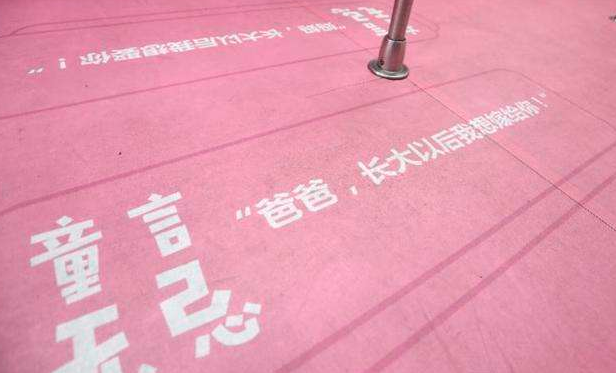 深圳地铁回应车厢雷人标语,为什么要把这些标语贴在公共场合?