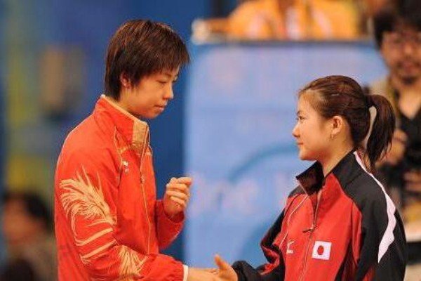 福原爱对战张怡宁被“打”哭，大魔王故意让球，这是为何？