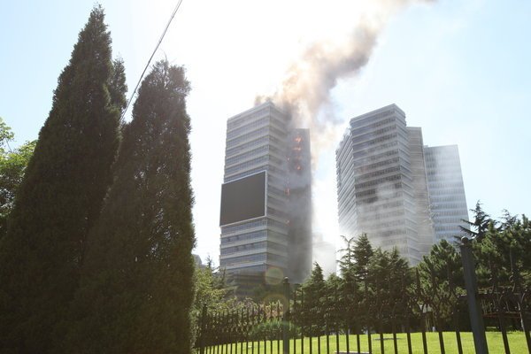 据报道，大连凯旋国际大厦发生火灾，高楼突发大火该如何紧急避险？