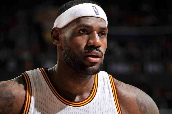 詹姆斯、霍华德连线打成2+1,霍转身和詹击掌一瞬间为何被称为“泪目一瞬间”?