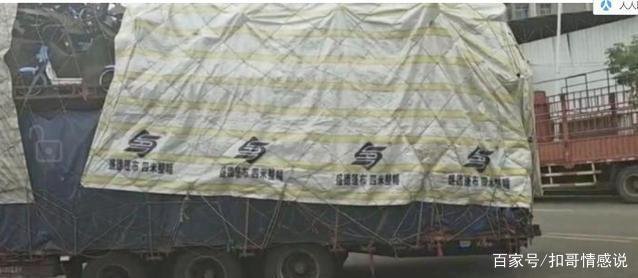 多辆出租车围堵运输共享单车的大货车，阻止投放到该城市，你怎么看？