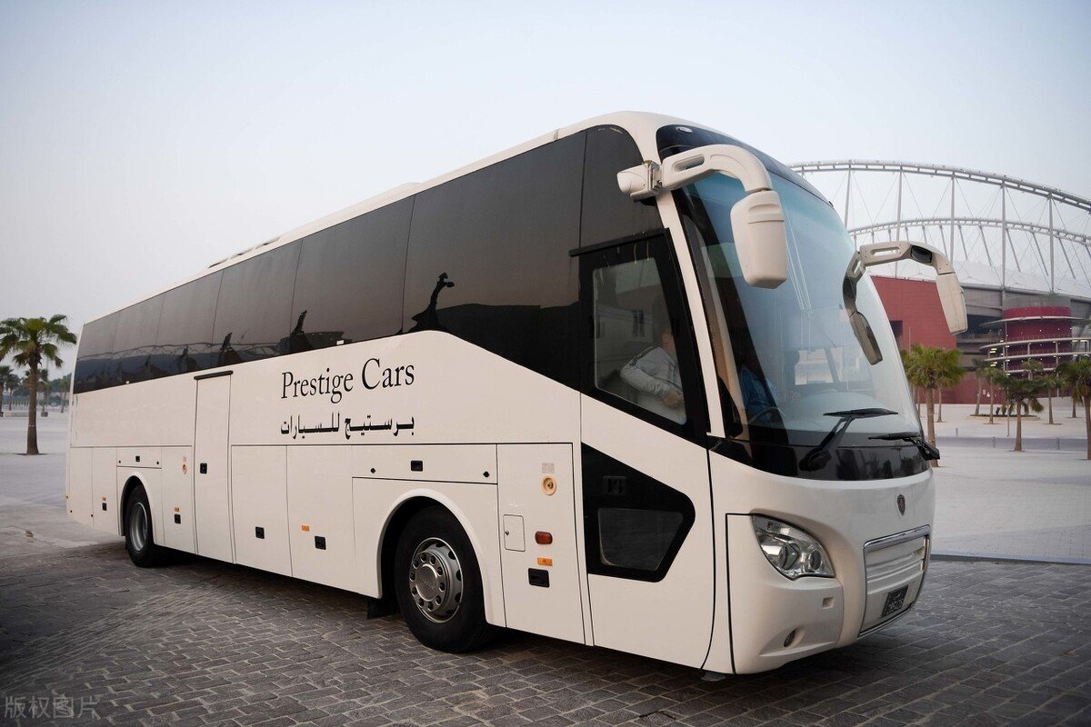 不幸中的万幸!甘肃载30人大巴垂直坠入农家院,现场情况如何?