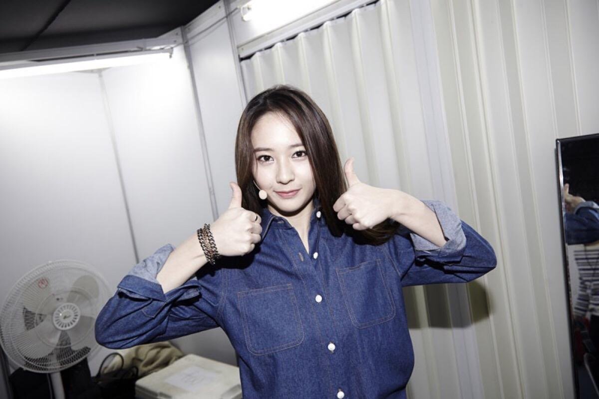 郑秀晶出席的商务活动，因为一双漫画退上热搜，普通人如何才能拥有漫画腿？