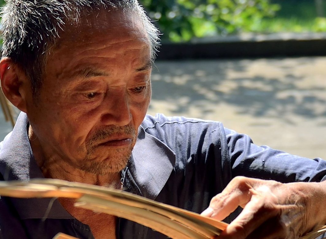 老人离世饭盒发现近18万现金，他为何把钱藏在这里？