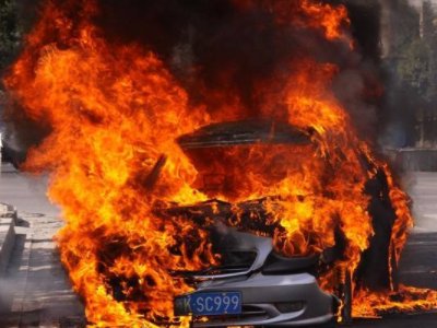 安徽高速上一快递车货物全烧光，起火的原因是什么？