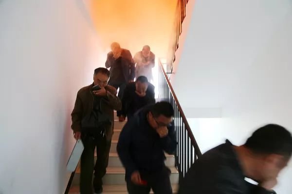 据报道,大连凯旋国际大厦发生火灾,高楼突发大火该如何紧急避险?