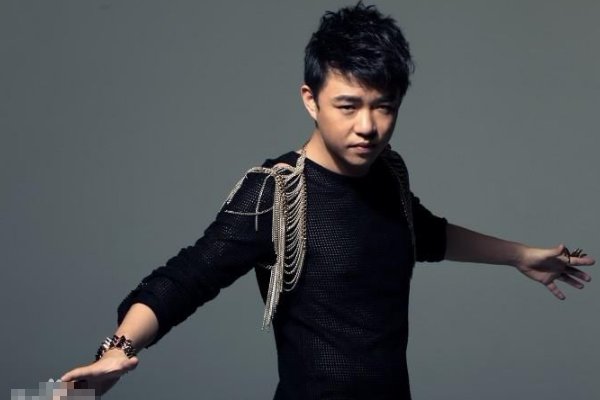 有一首歌:求求你给我一个机会，不要对爱说无所谓，那是什么歌？