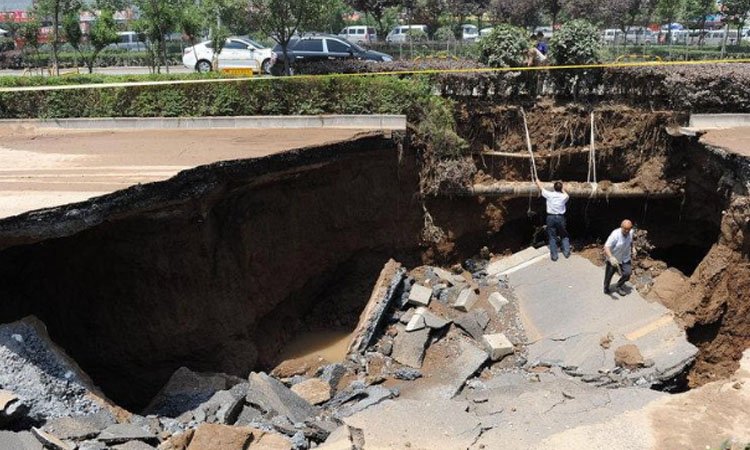 西安地铁口附近道路发生塌陷，一骑车女子不幸坠亡，事故发生的原因是什么？