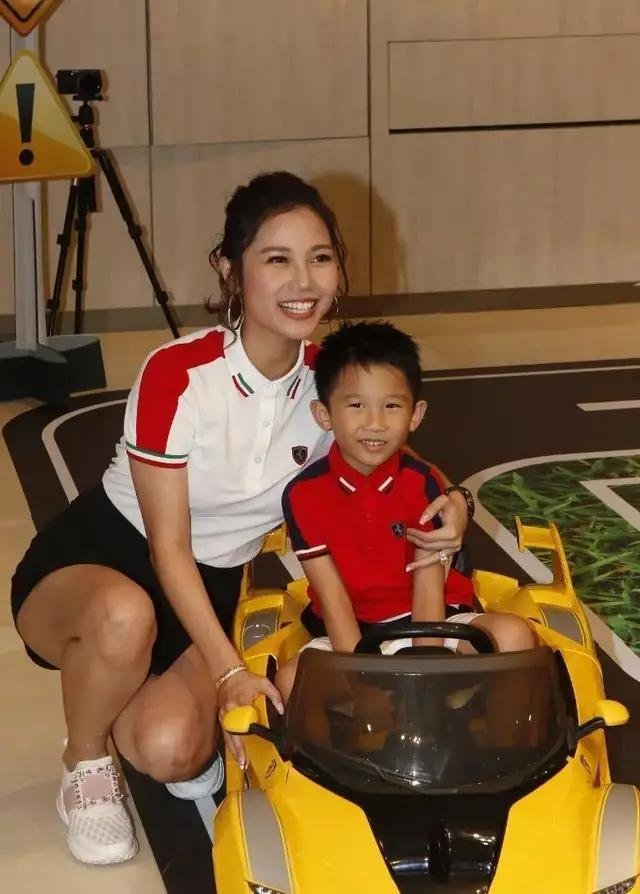 她曾怒甩陶喆嫁豪门，连生两个儿子，如今过得幸福吗？