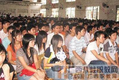 广西石化高级技工学校的学校简介