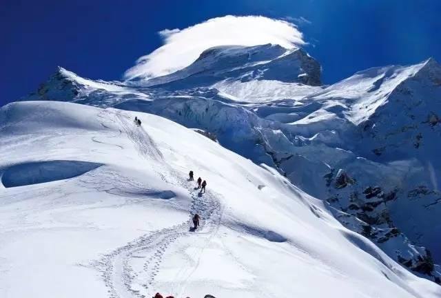 珠穆朗玛峰的海拔高度是多少米?