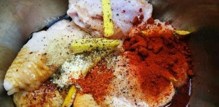 怎么做出香辣好吃的炸鸡翅？