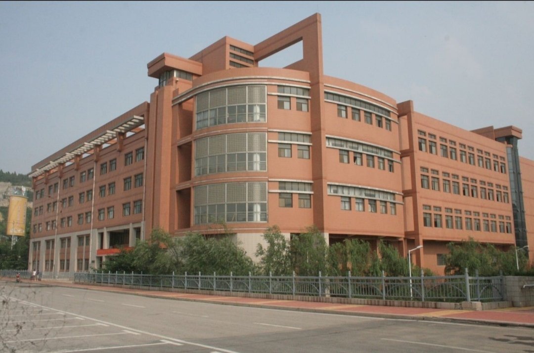 如何看待小学被淹家长接力抢出全校教材这一行为?