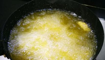 怎么做出香辣好吃的炸鸡翅？