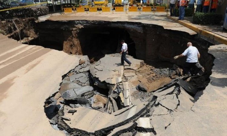 西安地铁口附近道路发生塌陷，一骑车女子不幸坠亡，事故发生的原因是什么？