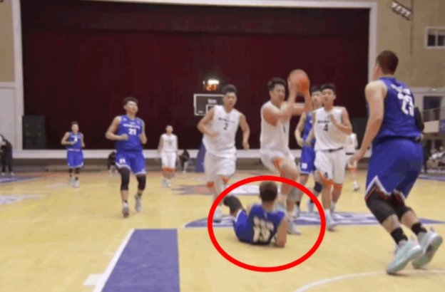 篮球选手孙童的一个举动让网友无语，他都做了什么？
