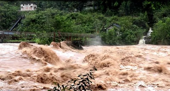 重庆多地遭遇狂风暴雨袭击，当地采取哪些救援措施？