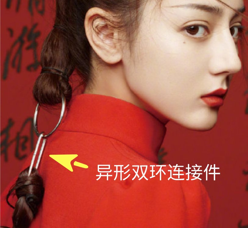 铁环编发搭配红衣的迪丽热巴，是不是又美又飒？