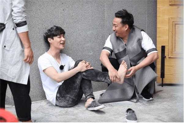 张艺兴与黄磊黄渤合开公司，是什么让三个人关系如此铁的？