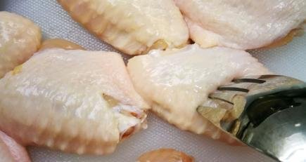 怎么做出香辣好吃的炸鸡翅？