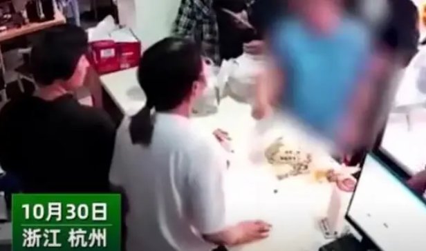 如何看待外卖员等餐崩溃砸东西被店主殴打？