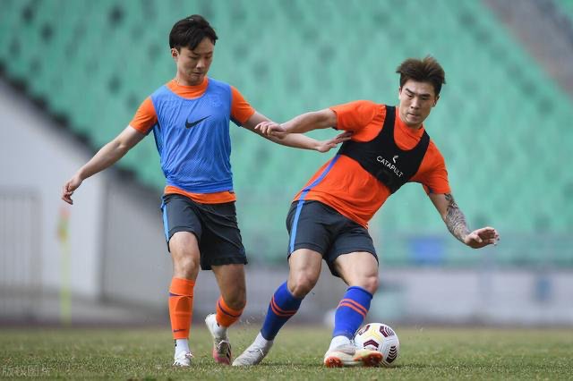 某中超俱乐部欲大幅降薪遭球员拒绝，这些球员该给他们降价吗？