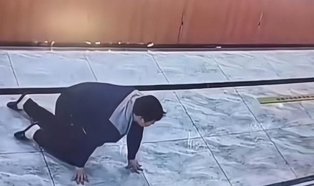 安徽男子按摩后为逃单，手脚并用爬出洗浴中心大厅，此事最终是如何处理的？