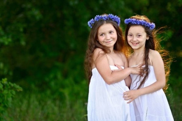 黄英晒童年照与女儿对比，五官相似感慨基因强大！你家孩子长得像谁？