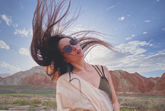 水月与爱人出游，两个人尽显甜蜜，她们是如何走到一起的？