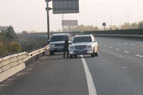 男子高速路上违停吃火锅，理由是饿了，为啥不上高速之前吃？