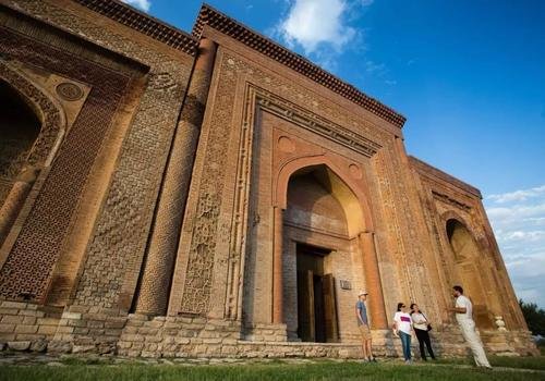 吉尔吉斯斯坦总统辞职，辞职的原因是什么？