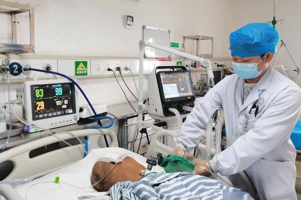 咸阳老人住ICU，独子被困西安无法照顾，那是谁照顾老人的？