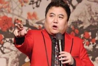 他搭档冯巩春晚一吼走红，被判入狱12年，至今仍在服刑，他是谁？