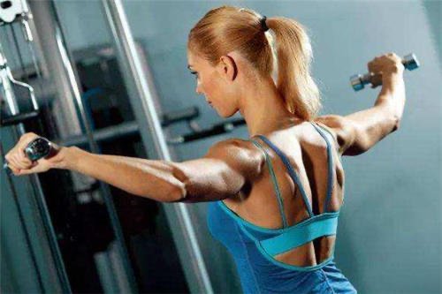 7岁女孩举起80公斤杠铃，如果你是女孩家长，你会欣喜还是恐慌？