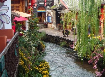 关于女游客在丽江古城石榴井游泳戏水一事,丽江是如何回应的?