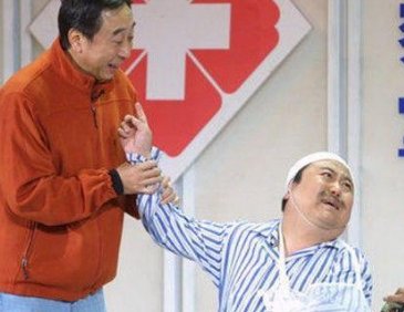 他搭档冯巩春晚一吼走红，被判入狱12年，至今仍在服刑，他是谁？