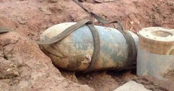 安徽一中学工地挖出炸弹，历史遗留炸弹现在还有危险吗？