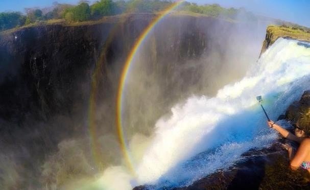 维多利亚瀑布顶端“魔鬼”泳池，游客说它一半天堂一半地狱，这是为何？