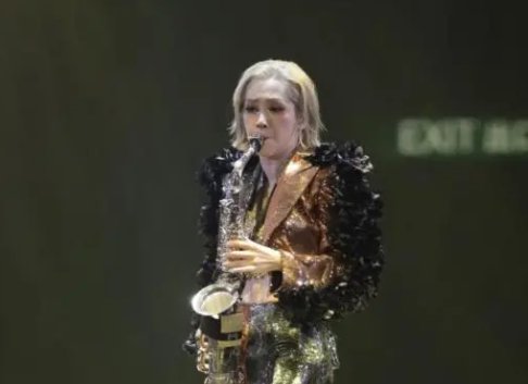 关心妍举办出道20年演唱会,与绯闻男友同台献唱,这是坐实关系了吗?