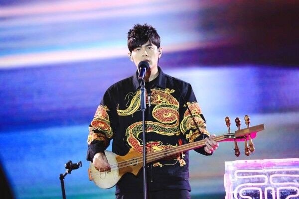 周杰伦逛夜市遇摊贩放自己新歌,在夜市遇到周杰伦会是什么体验?