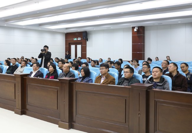 徐翔犯案入狱，妻子提出离婚并要分割财产，她这样的做法对吗？