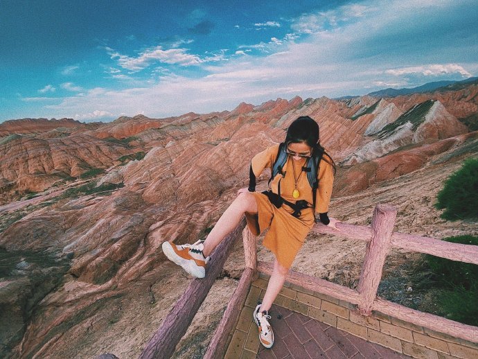 水月与爱人出游，两个人尽显甜蜜，她们是如何走到一起的？