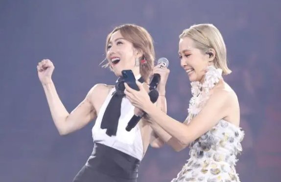 关心妍举办出道20年演唱会,与绯闻男友同台献唱,这是坐实关系了吗?