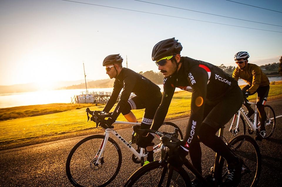 骑行男路边乞讨遭路人怒怼，这名男子为什么会乞讨？