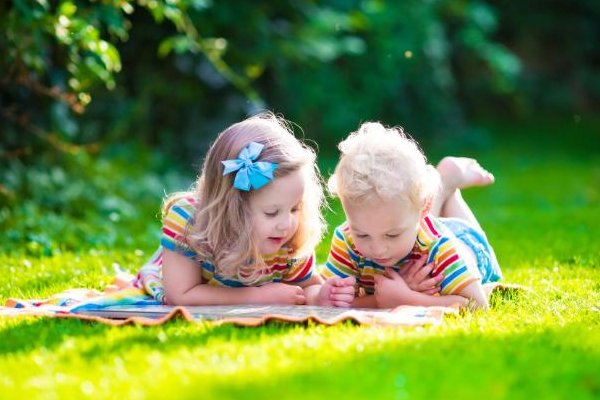 黄英晒童年照与女儿对比，五官相似感慨基因强大！你家孩子长得像谁？