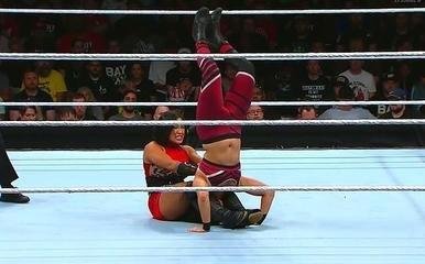 她是WWE首位中国女选手，如今练出一身肌肉，大腿纹身很抢镜，她是谁呢？