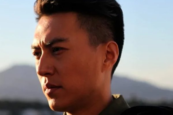 靳东,是李幼斌儿子吗？