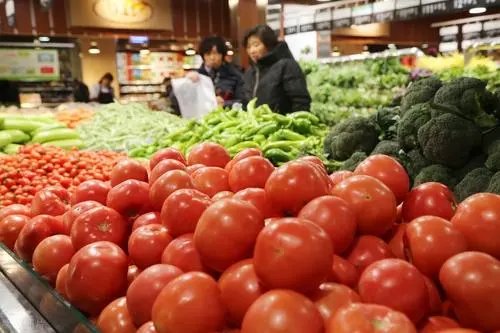 大连一超市借疫情大幅涨菜价被罚50万,这家超市违反了什么相关规定?