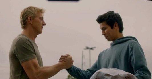 在《空手道小子》里，强尼的性格和他在《眼镜蛇卡伊》里一样吗?